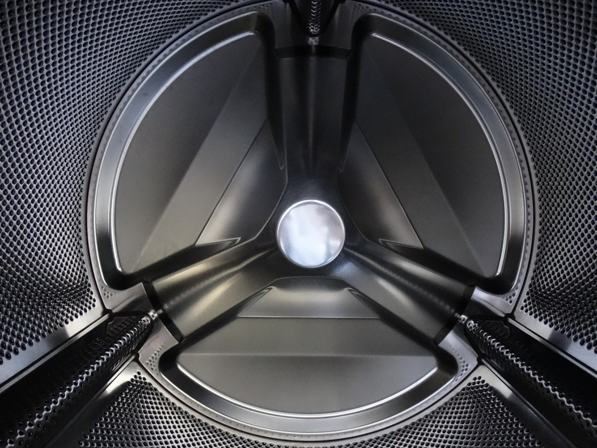 Bei einer Frontlader-Waschmschine ist die Trommel nur an einer Seite aufgehängt. Bei einem Toplader kommt es darauf an (Bild: Pixabay/Hebi B.)