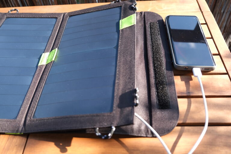 Smartphone am Solarladegerät
