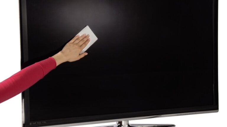 Fernseher reinigen: Sauberes Bild ohne Schäden am TV