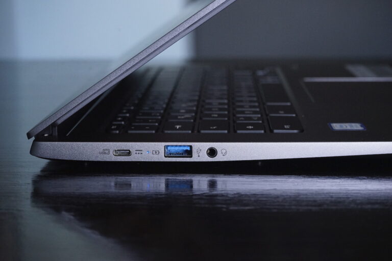 Anschlüsse gibt es reichlich im Acer Chromebook 714: Auf der linken Seite USB-A, USB-C und 3,5-mm-Audioklinke