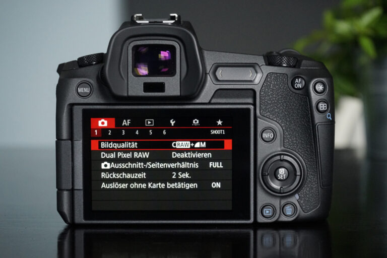 Canon EOS R mit eingeschaltetem Display