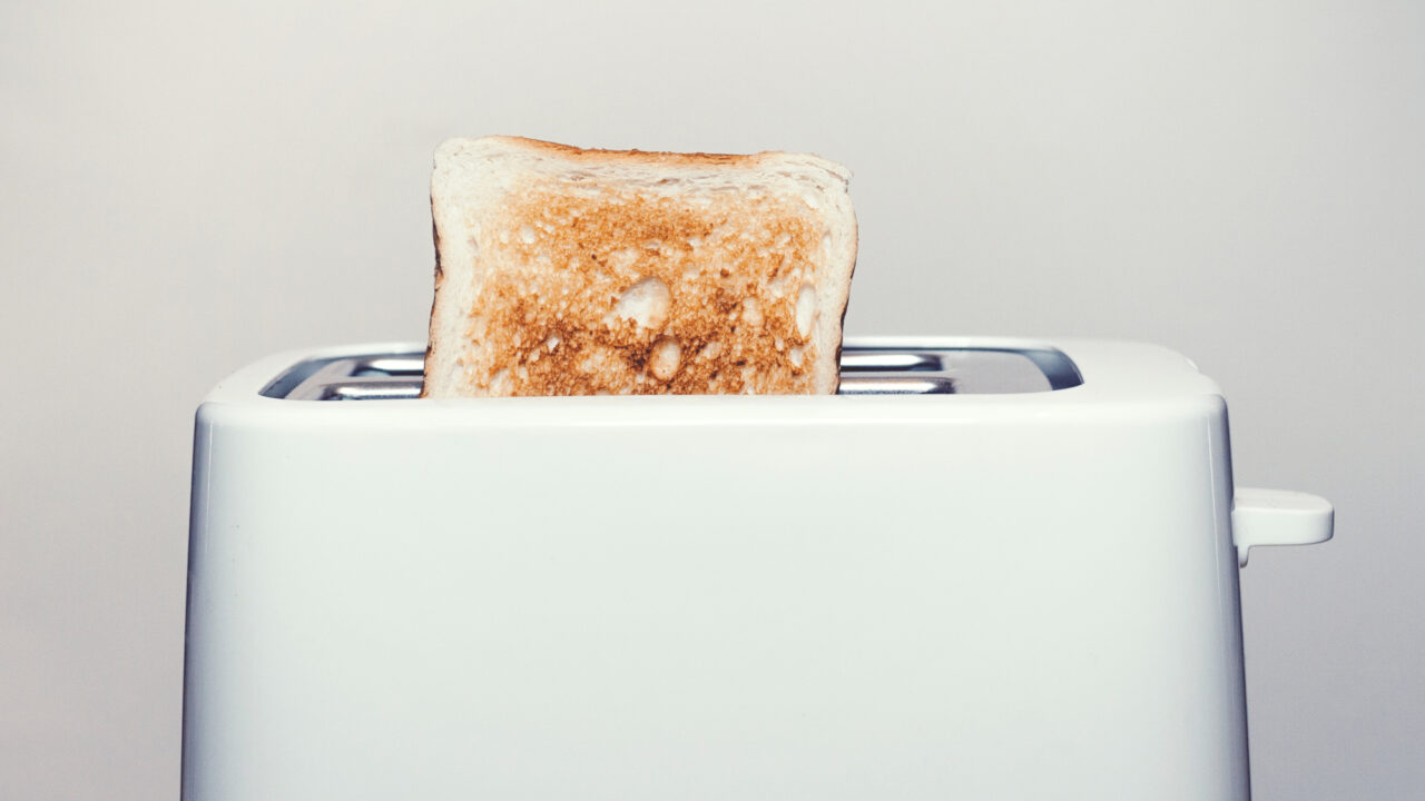 Toaster reinigen: Krümel und Käse? Weg damit!