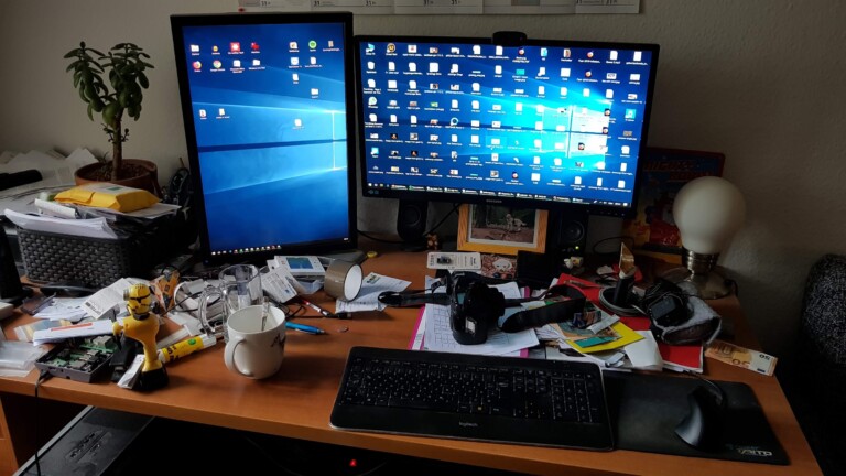 Furchtbares Chaos. Links unten ist noch der alte Desktop zu sehen. Eines der letzten Fotos mit diesem Monster. (Foto: Sven Wernicke)