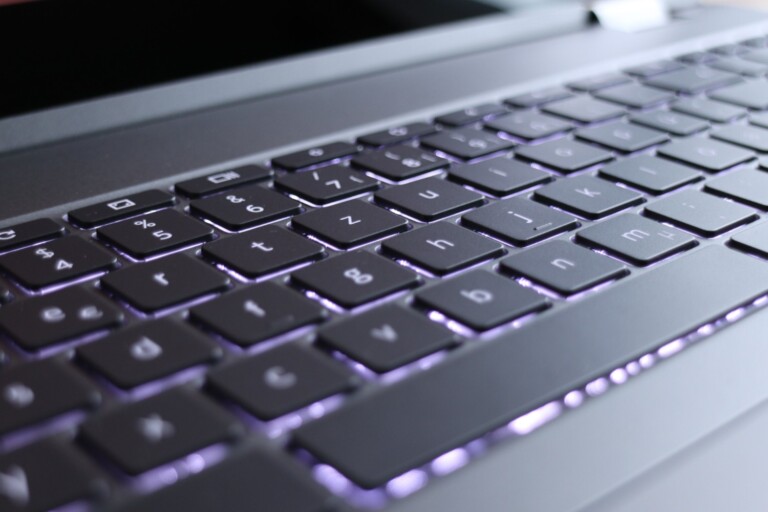 Angenehme Hintergrundbeleuchtung der Chromebook-Tastatur