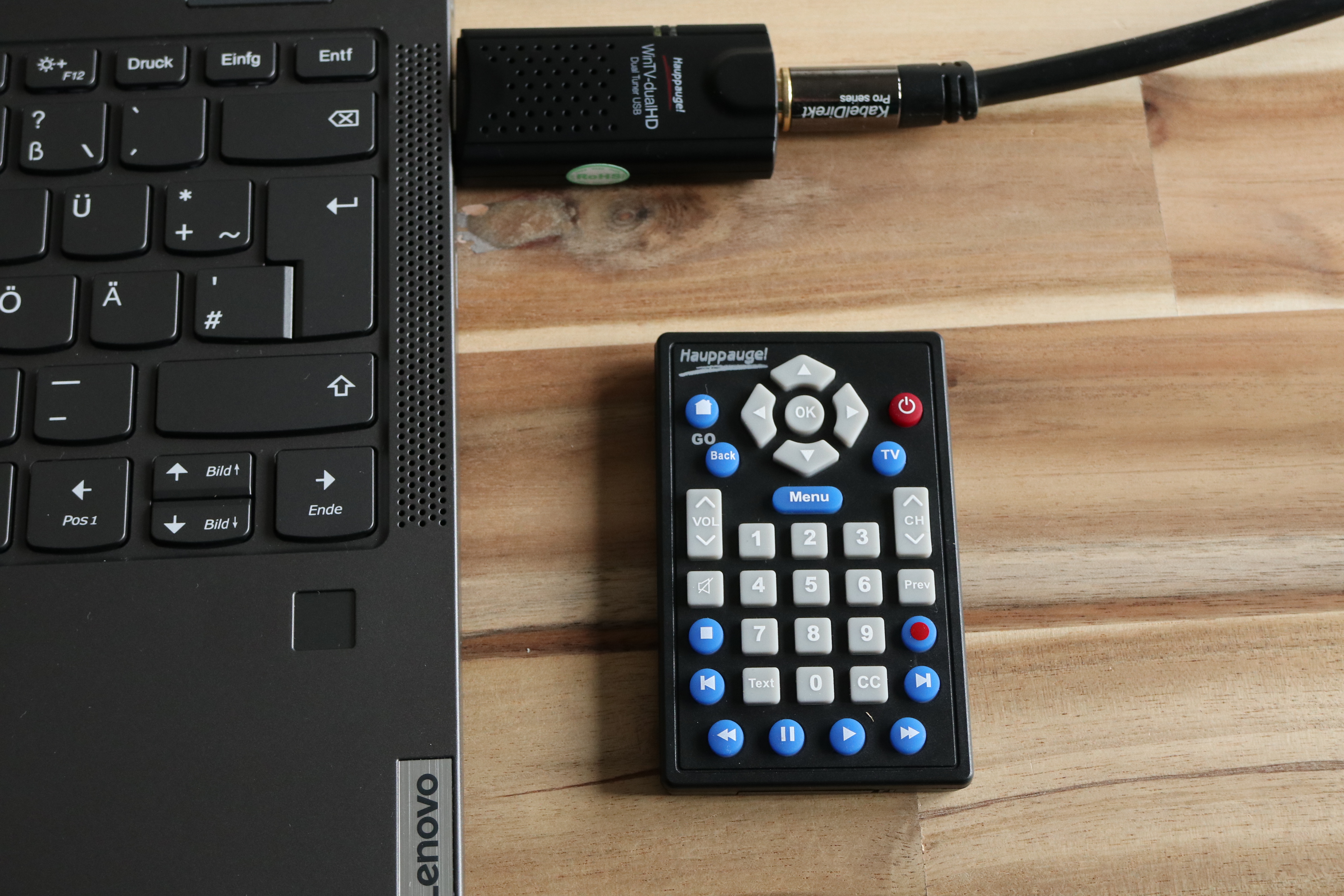 Einfaches Setup: TV-Stick über USB an ein Windows-Notebook angeschlossen, Kabel eingesteckt, Software installiert. Auch eine Fernbedienung gibt es bei vielen Paketen gleich dazu.