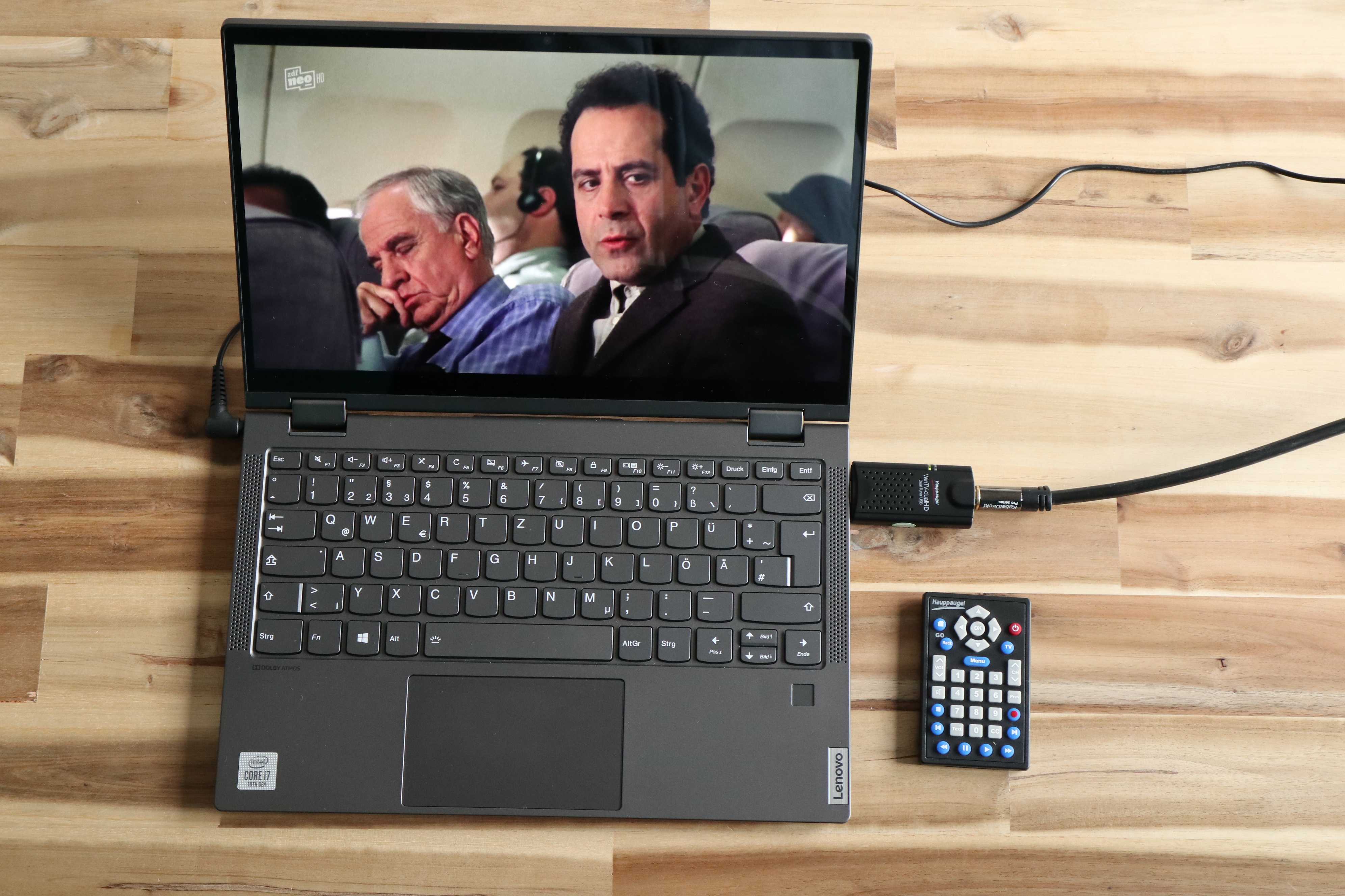 Fertiges Setup mit dem Hauppauge USB-TV-Tuner WinTV-dualHD an einem Lenovo Yoga C640. Es läuft erfolgreich die TV-Serie Monk auf ZDFneo.