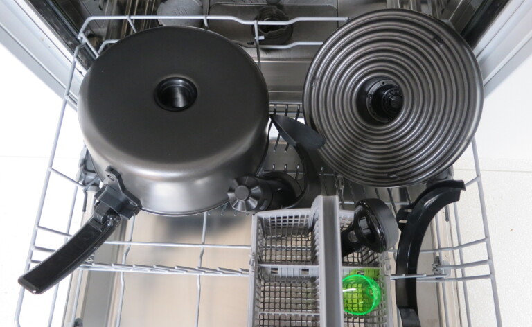 Teile der Heißluftfritteuse Tefal ActiFry Genius XL 2in1 in der Spülmaschine