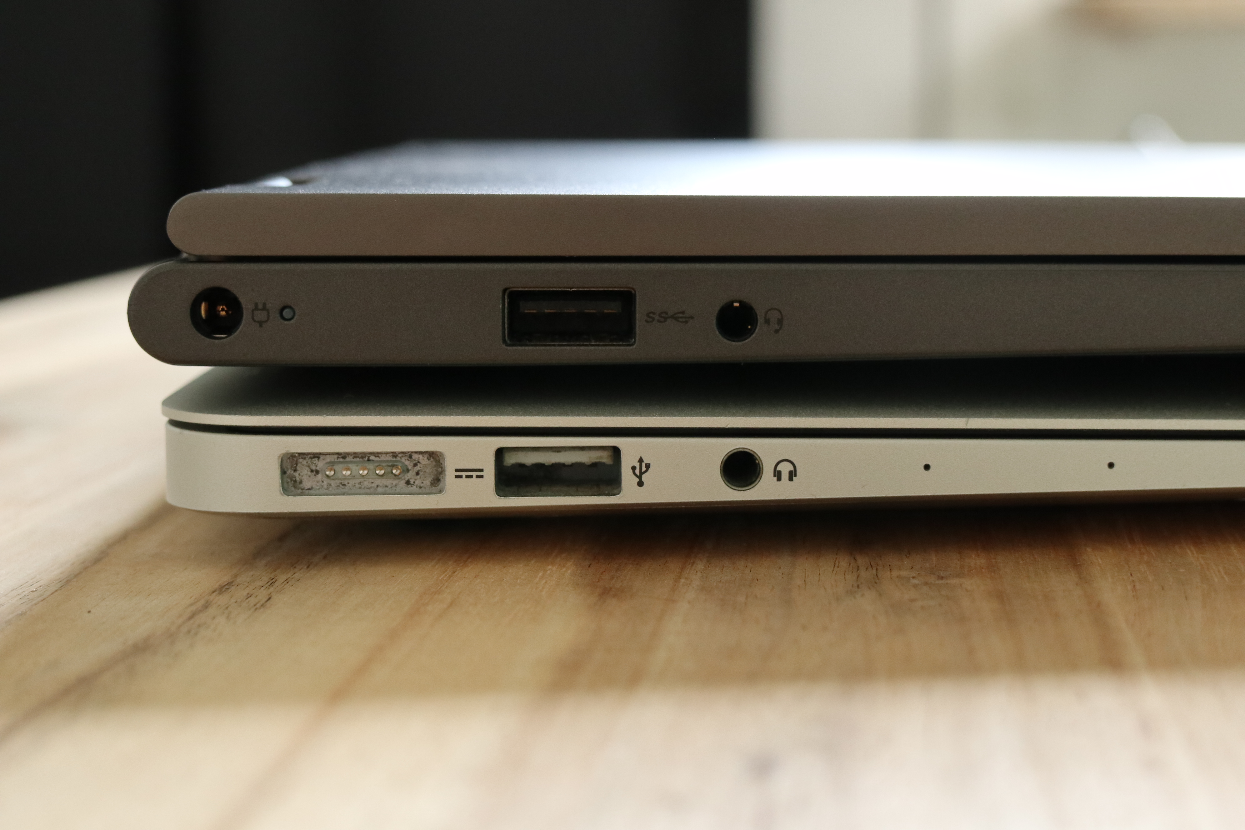 Wirkt gegenüber dem (alten) MacBook Air unten fast schon wuchtig, ist aber noch schlank und portabel: Das Lenovo Yoga C640