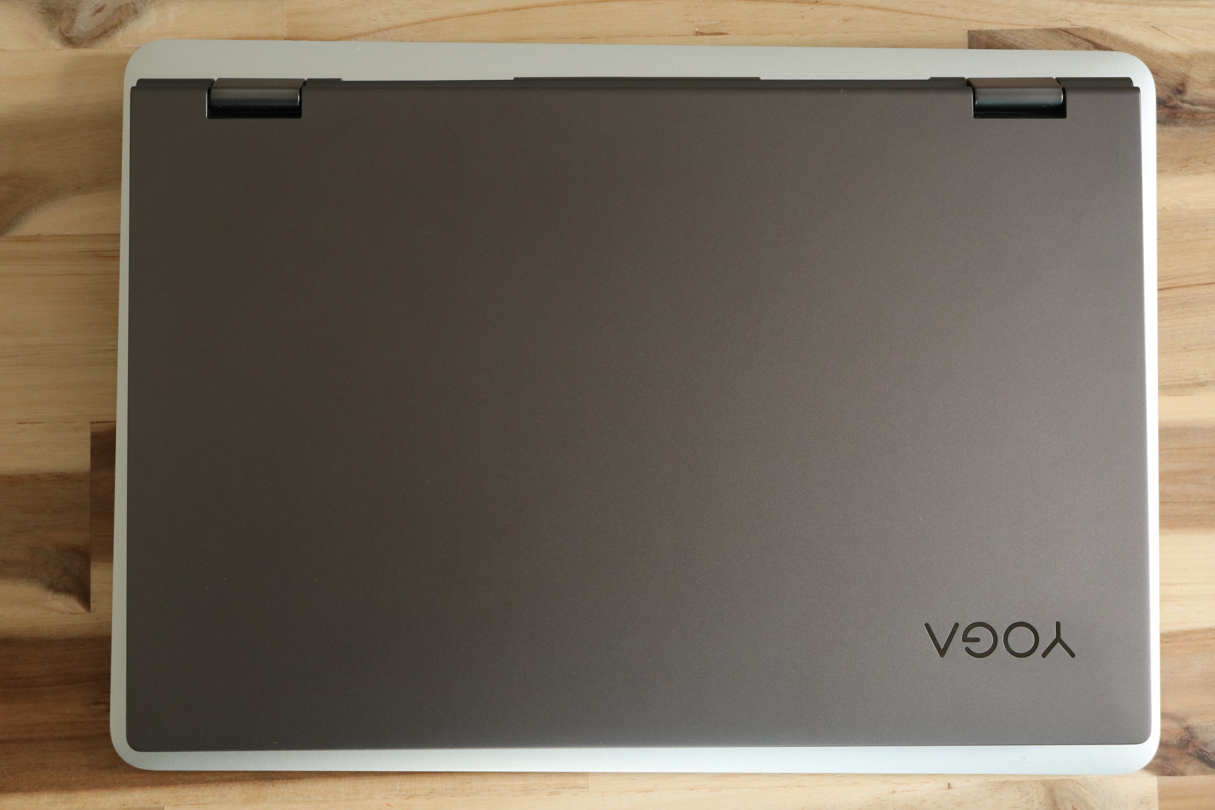 Etwas kleiner als das alte MacBook Air unten: Lenovo verschenkt im Yoga C640 wenig Platz.