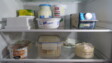 Milch, Butter und Käse im Kühlschrank