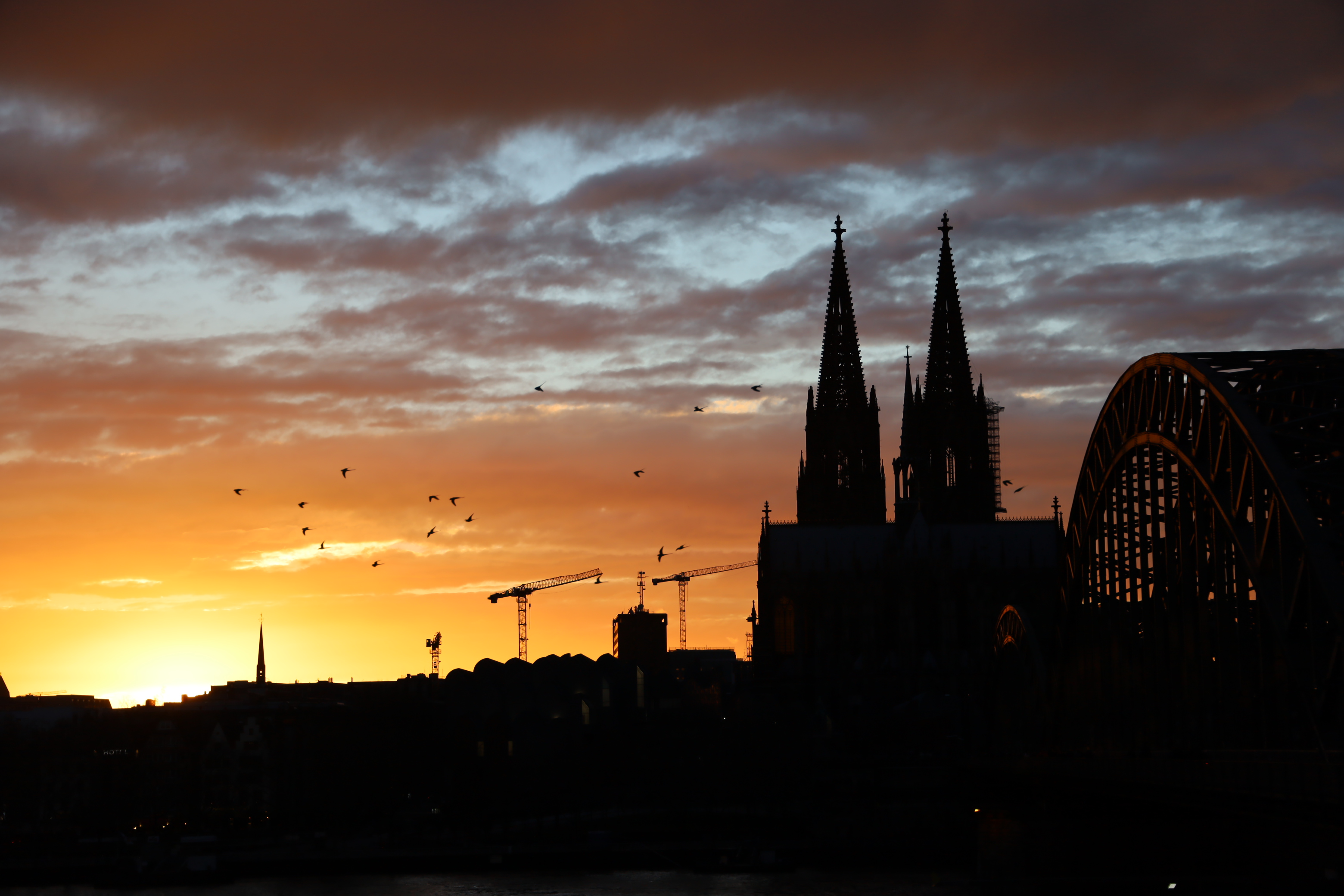 Silhouette des Kölner Doms bei Abendsonne. Blende 4.0, ISO 100, Verschlusszeit: 1/500s, Brennweite: 72mm