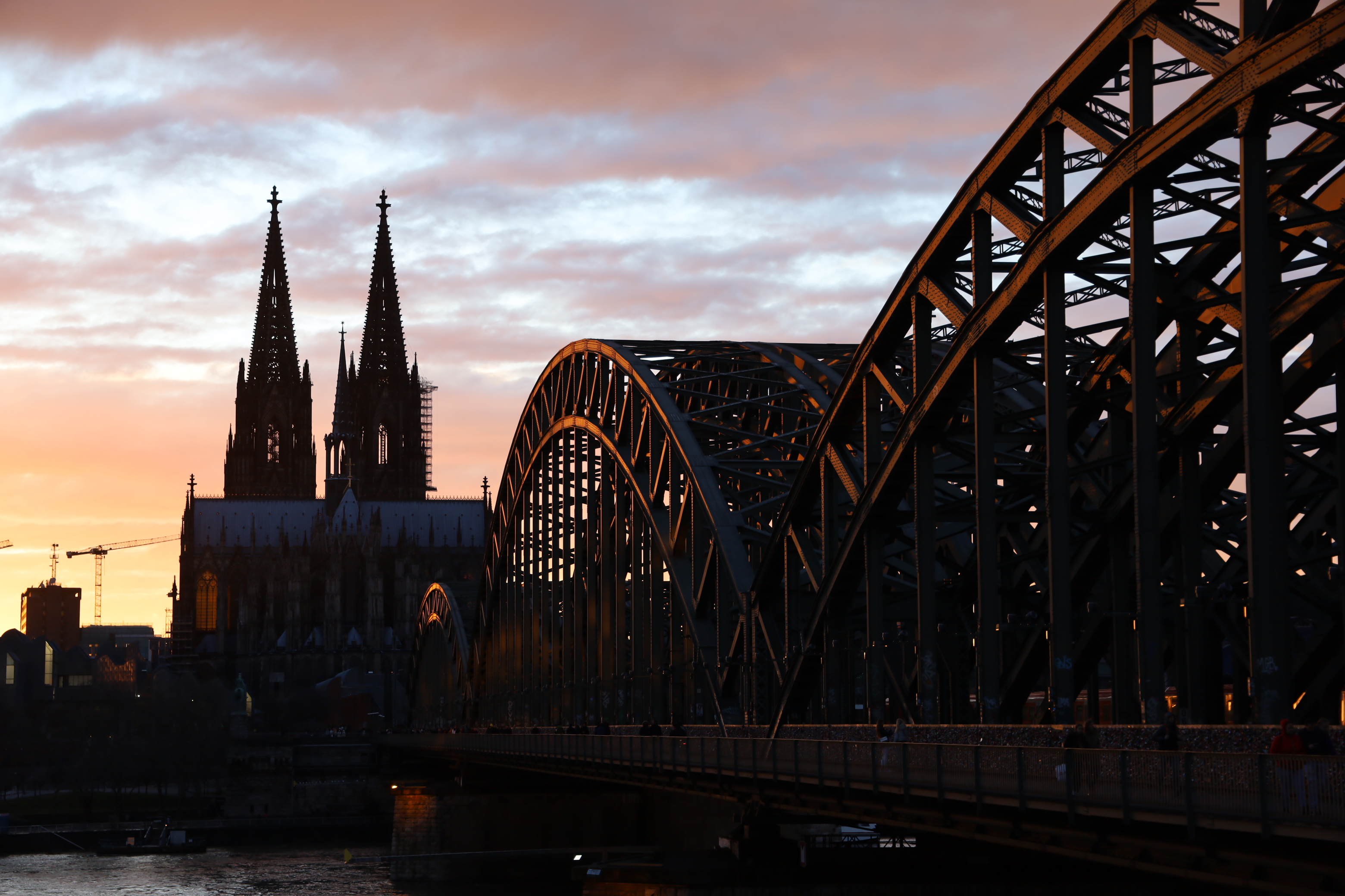 Hohenzollernbrücke bei Abendlicht. Blende 4.0, ISO 100, Verschlusszeit: 1/80s, Brennweite: 72mm