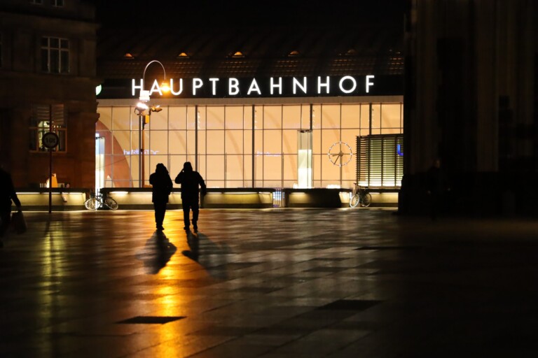 Köln Hauptbahnhof bei Nacht