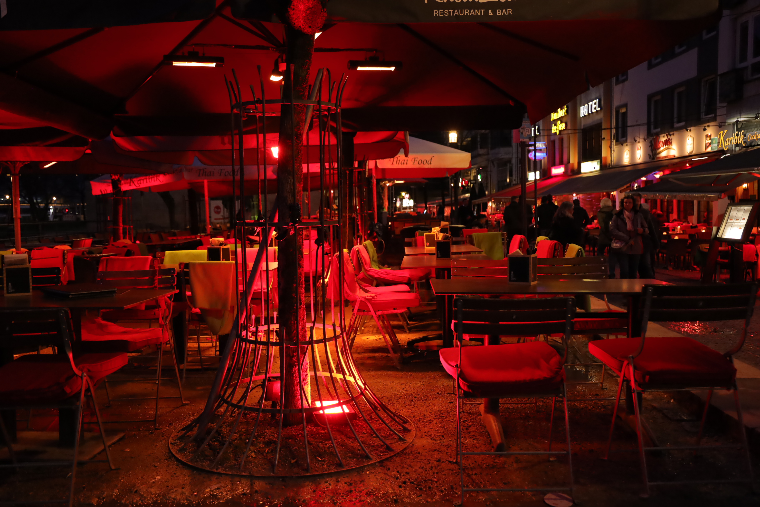 An dieser Stelle gewollt und naturgetreu eingefangen: Rotlicht in der Kölner Altstadt. Blende: 4.0, ISO 4000, Verschlusszeit 1/80s, Brennweite: 33mm