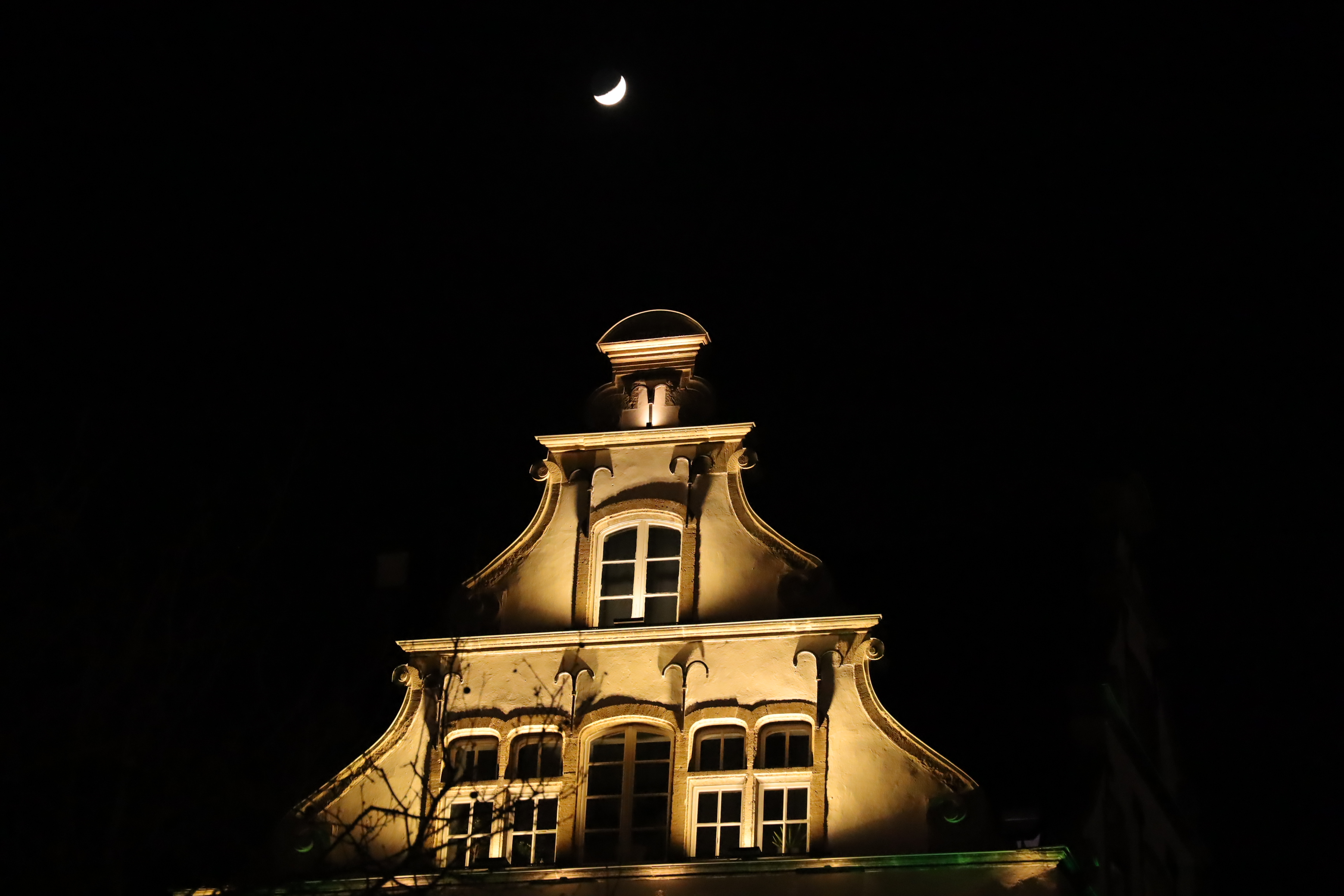 Altbau mit Mond. Bild vom Kölner Altermarkt. Trotz ISO 12.800 kaum Rauschen. Blende: 4.0, Verschlusszeit 1/160s, Brennweite: 105mm