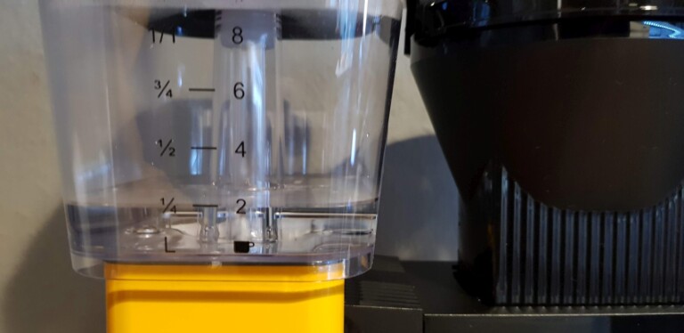 Im Hintergrund zu erkennen: In dem Glasrohr steigt das Wasser auf, um zum Kaffeepulver zu gelangen. (Foto: Sven Wernicke)