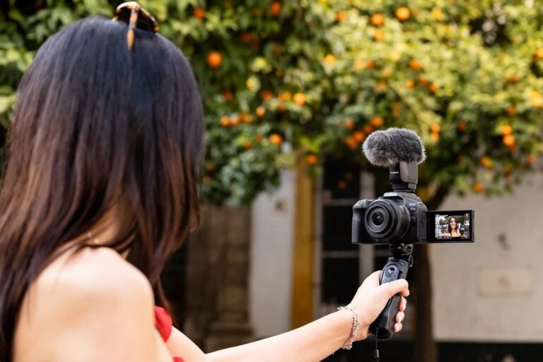 Die Canon EOS R10 bietet viele Optionen für Vlogger und Content Creators. (Foto: Canon)