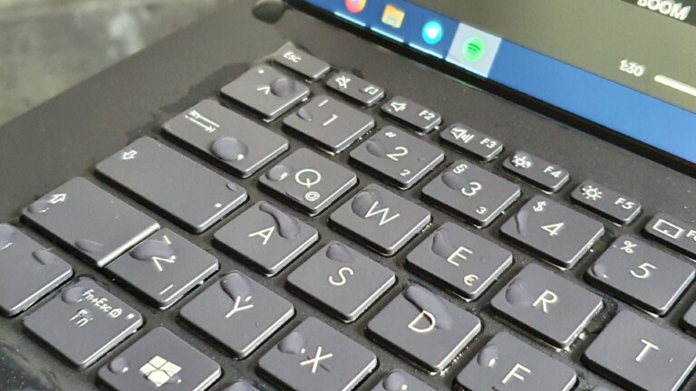 Kann ja schonmal vorkommen: Ein verschüttetes Glas Wasser auf der Tastatur des ExpertBook B9