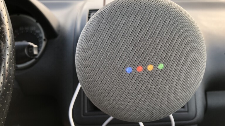 Sprachlautsprecher im Auto: Auf Spritztour mit Google Home Mini und Amazon Echo