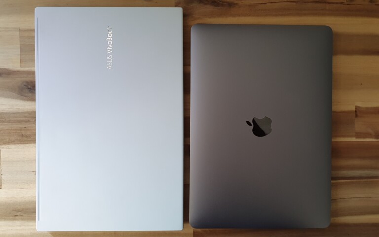 Durchaus flach und schlank (hier im Vergleich mit einem MacBook Pro 2019), aber nicht übermäßig leicht