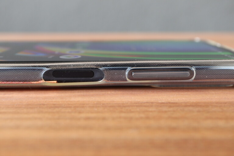 Der Fingerandrucksensor im Moto G9 Plus ist im Ein-Aus-Knopf links untergebracht und blind erfühlbar. Besser geht es nicht.