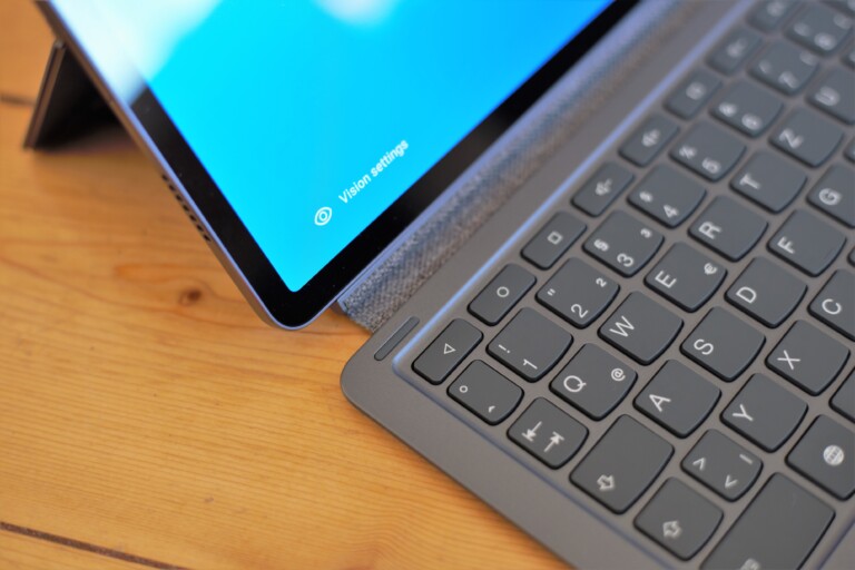Leider sitzt die Tastatur nicht perfekt fest am Tablet. (Foto: Sven Wernicke)