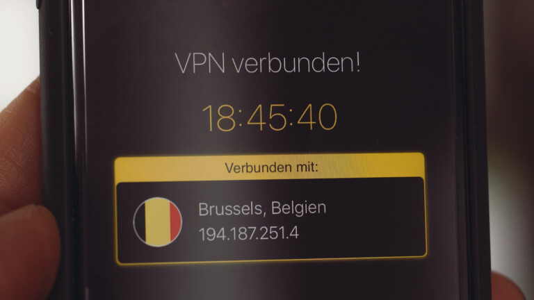 Smartphone mit VPN-Verbindung nach Brüssel in Belgien