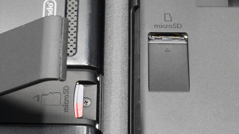 Links der microSD-Schacht der alten Switch, rechts die neugestaltete Speicherbucht der Switch mit OLED-Bildschirm.