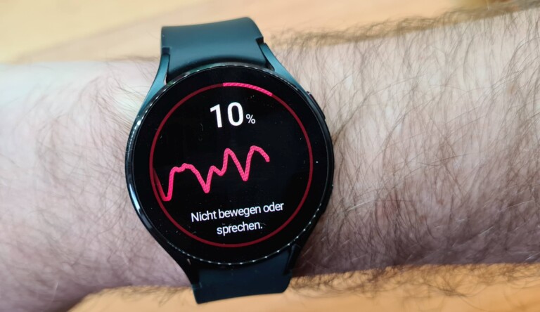 Hier im Bild: Die Galaxy Watch4 ist dabei, ein EKG zu erstellen. (Foto: Sven Wernicke)