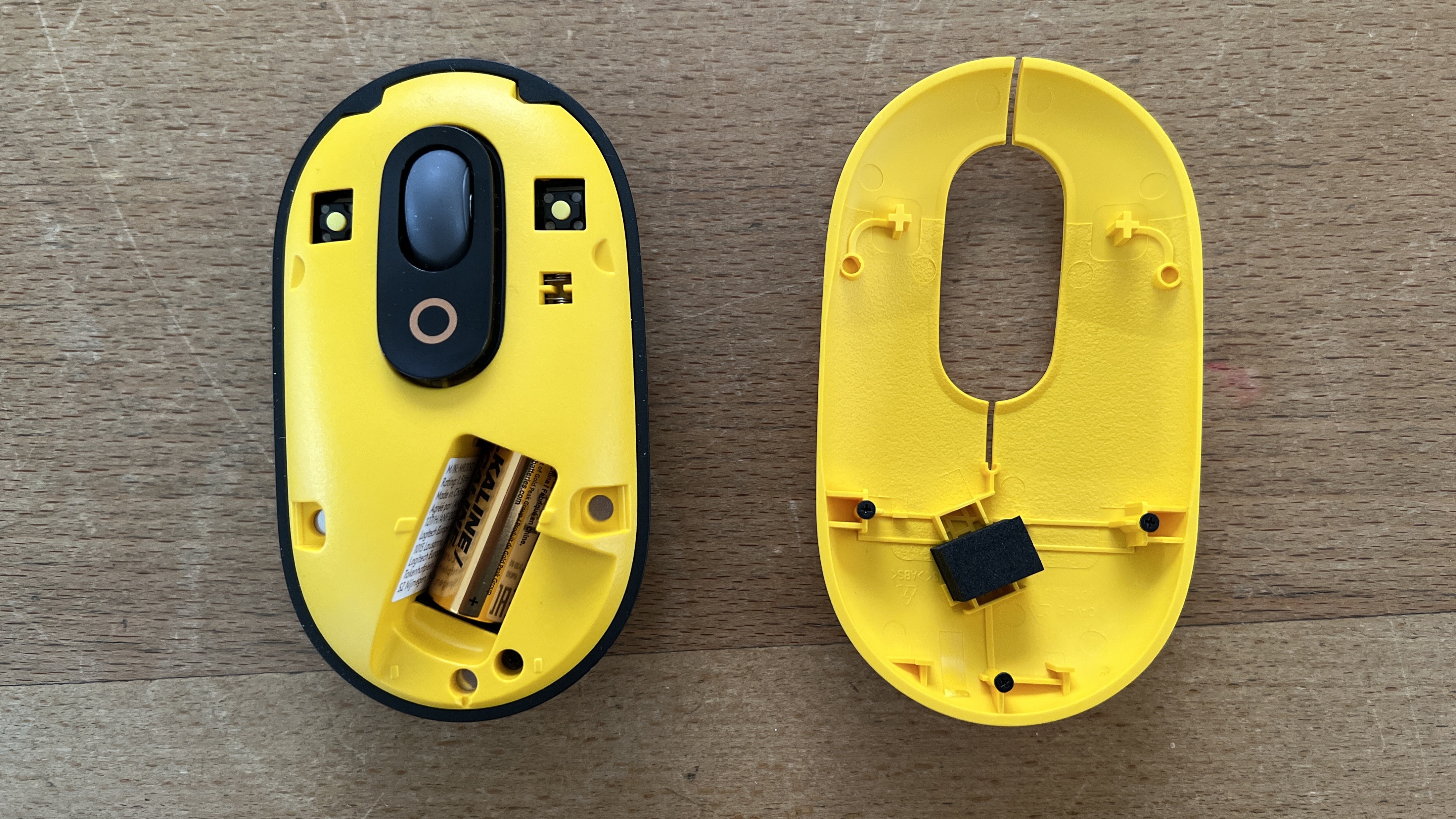 Logitech Pop Mouse: Hier sitzt die Batterie