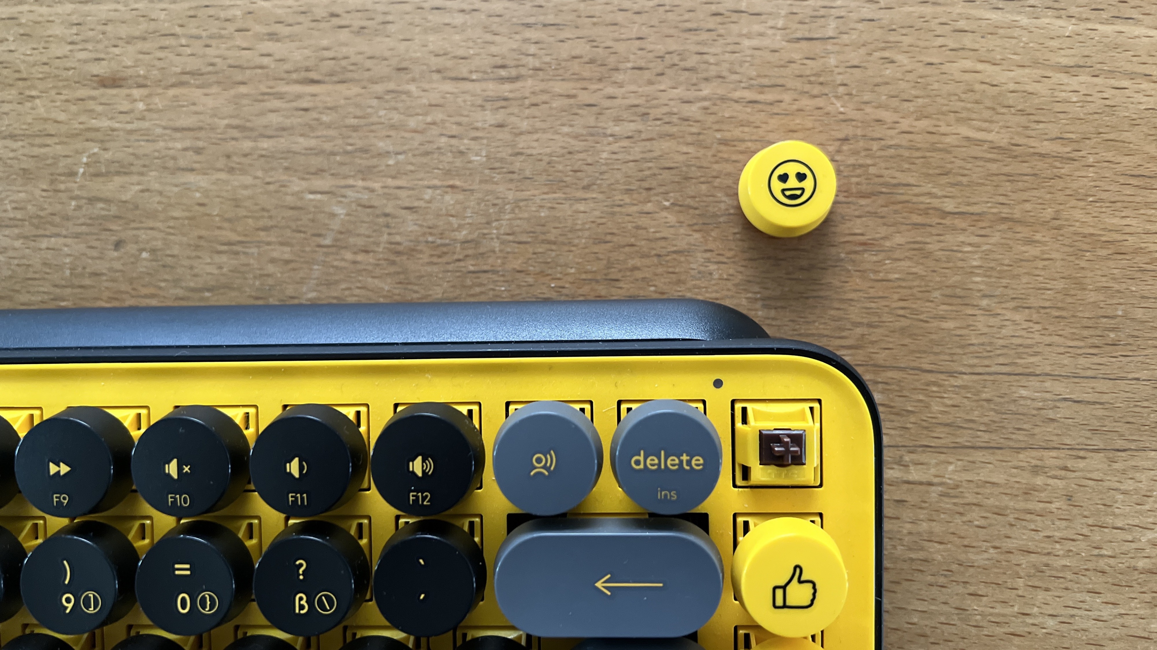 Logitech Pop Keys Tastatur mit austauschbaren Emoji-Tasten