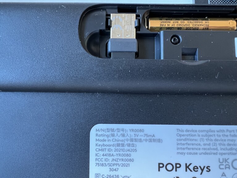 Batteriefach der Logitech Pop Keys Tastatur mit Bolt-Adapter