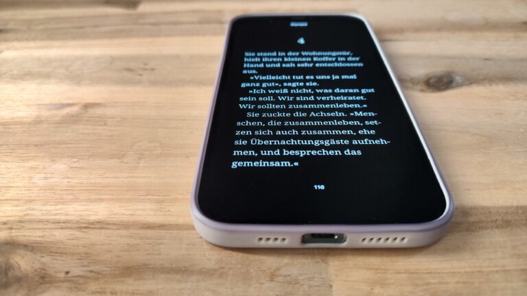 Smartphone auf Tisch mit Text