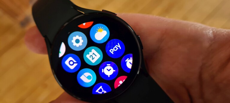 Die App für Samsung Pay installiert sich nach der Konfiguration selbständig auf deiner Smartwatch. Du erkennst die Anwendung am Icon. (Foto: Sven Wernicke)