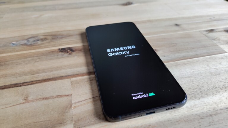 Sieht aus wie ein Aufkleber, ist aber das Display. Hier ist Samsung wirklich Chef.