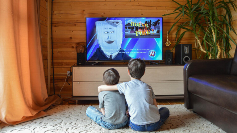Kinder schauen Fernsehen