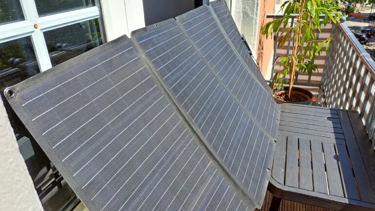 Solarpanel auf dem Balkon: Soll es nicht dauerhaft fest montiert werden, darfst du es ohne Genehmigung aufstellen.