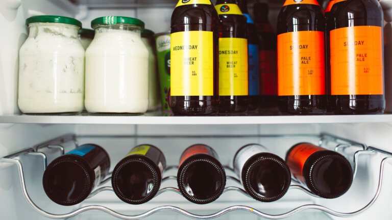 Flaschen im Kühlschrank