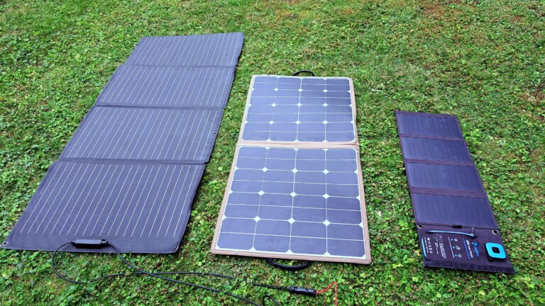 Drei verschieden große Solarpanels: 160W, 100W, 28W. Mehr Leistung, desto größer, desto zuverlässiger.