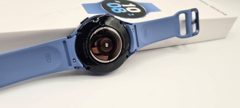 Der BioActive-Sensor sieht fast genauso aus wie der der Galaxy Watch4. Dennoch ragt er etwas weiter heraus. (Foto: Sven Wernicke)