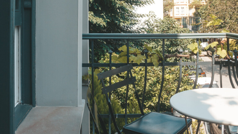 Stuhl und Tisch auf dem Balkon