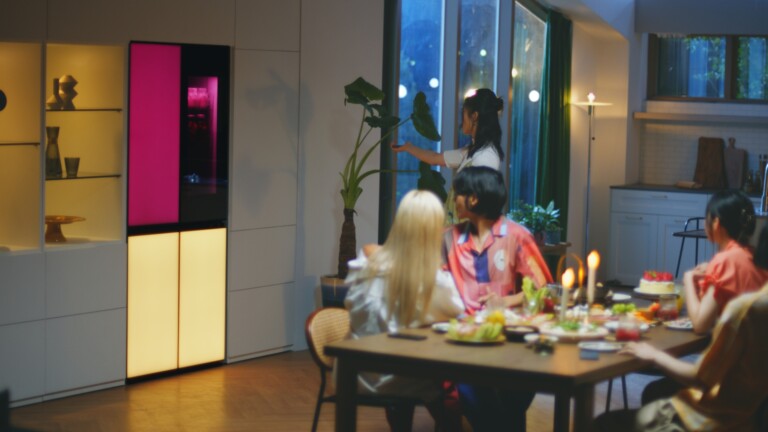 Für jede Stimmung das richtige Licht - liefert der smarte Kühlschrank von LG. (Foto: LG)
