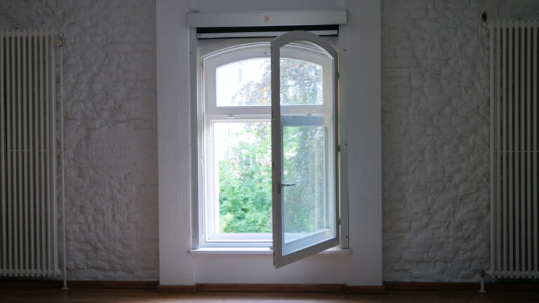 Saubere Fenster bringen mehr Licht in die Wohnung. (Foto: Sebastian Herrmann/Unsplash)