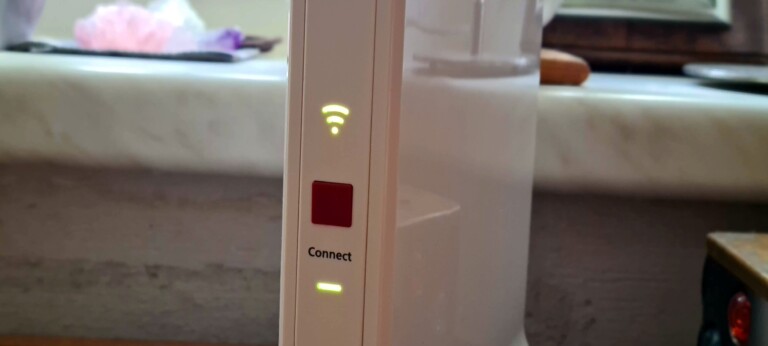 Die Verbindungs-LEDs zeigen an, wie gut die Verbindung zum Router ist. Das erleichtert die Suche nach dem geeigneten Standort. (Foto: Sven Wernicke)
