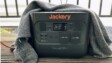 Jackery Explorer 1000 Pro in Decke gehüllt