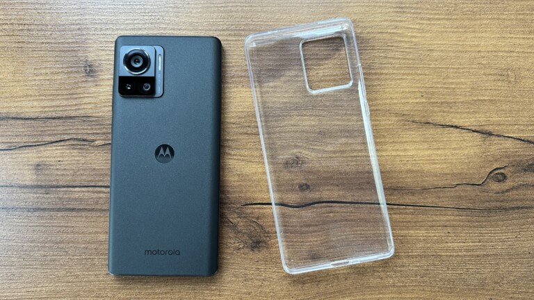 Die praktische Silikonhülle liefert Motorola gleich mit.