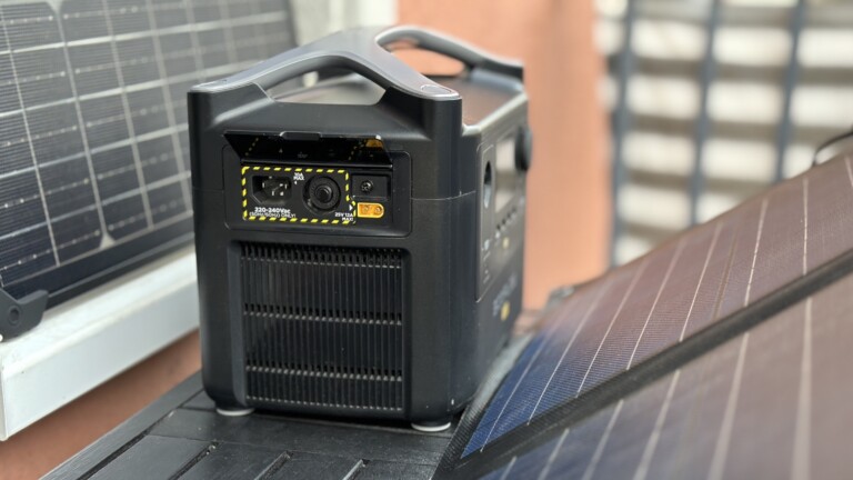 Solar-Powerstation: Hilft dir, technische Geräte wie Laptop und Smartphone aufzuladen.