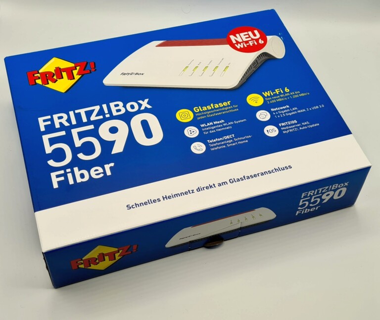 Es muss nicht zwangsläufig ein Premium-Router wie die Fritzbox 5590 Fiber für Glasfaser-Anschlüsse sein. Entscheidender ist, dass der Router zu deinem Internet-Anschluss passt und diesen nicht ausbremst. (Foto: Sven Wernicke)