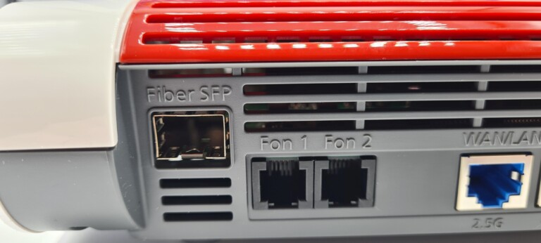 Die Fritzbox 5590 Fiber besitzt zwei Anschlüsse für analoge Telefone. (Foto: Sven Wernicke)