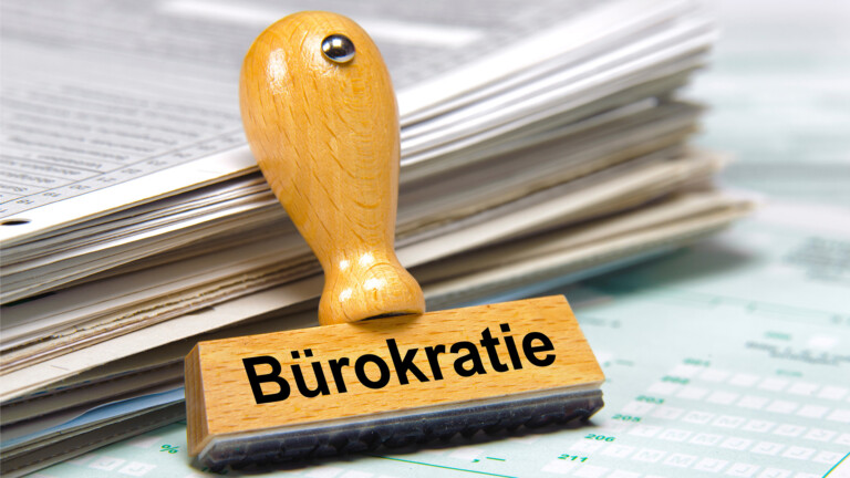 Papierkram und Stempel Bürokratie